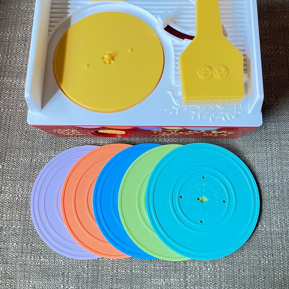 2014 FISHER PRICE Music Box Record Player 5 records. Tested & Working perfectly!